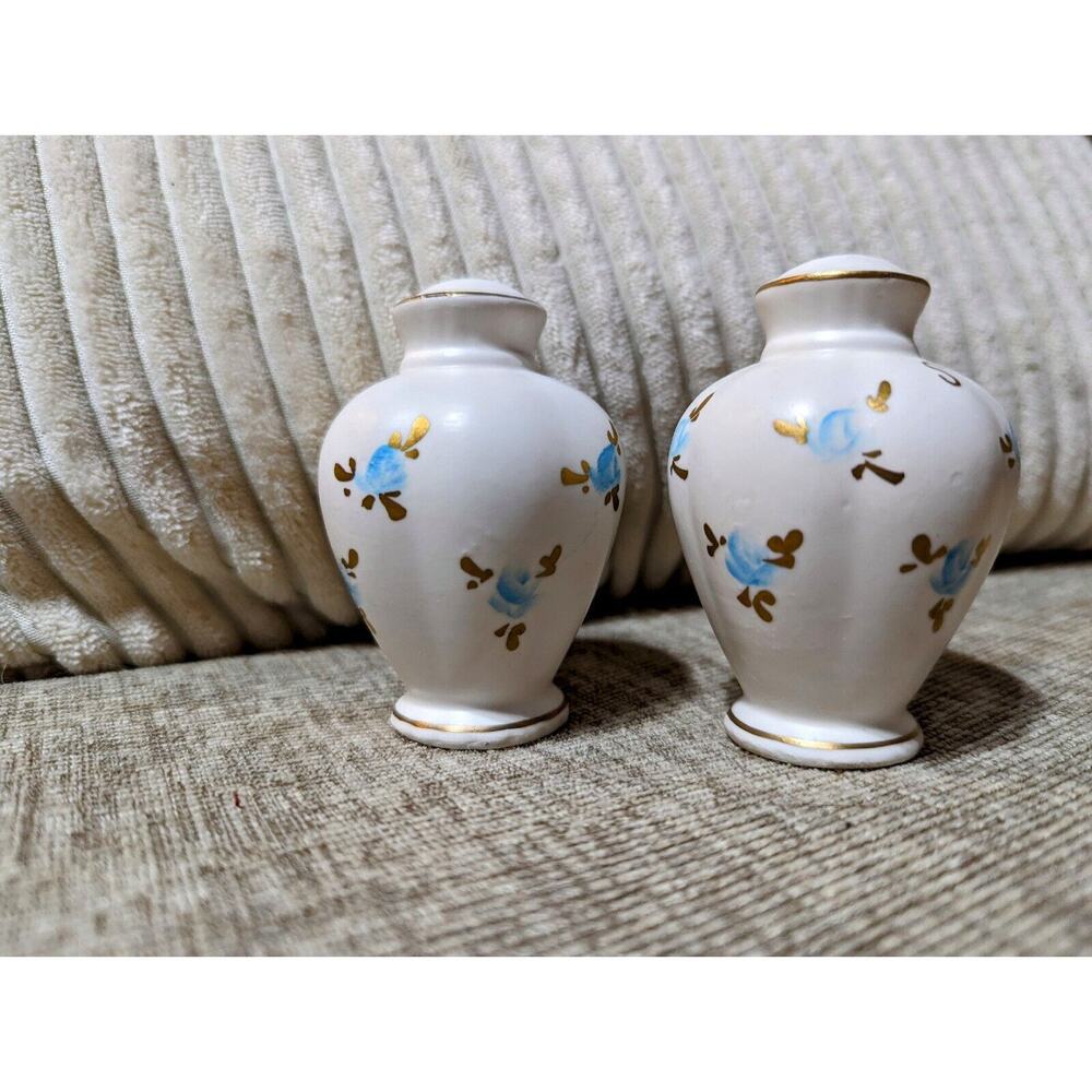 VTG Napco Flower Floral SALT & PEPPER SHAKERS Ceramic, #A5164/M Cream Blue Gold